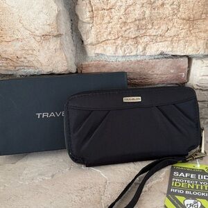 Travelon‎ RFID Blocking Wallet Single Zip Solid Black Wrist
Strap Card Holder